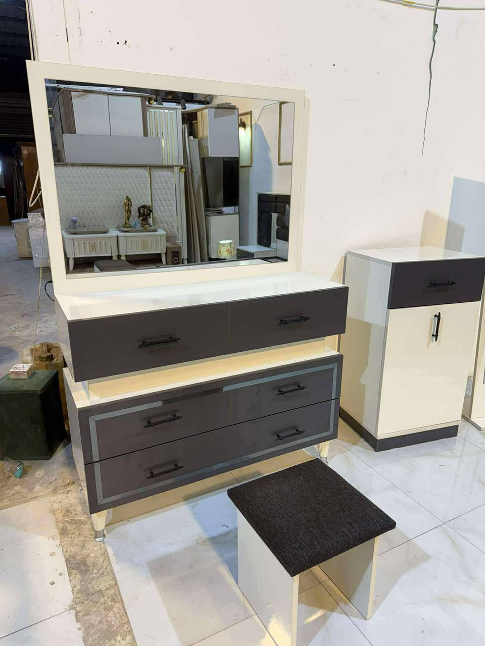 غرفه نوم مستخدام
نضافه 90فقط نصب 
10قطع كنتور طفل اضافي 
نضام بيبان 
سࢪير جك خزان 
قماش وتر بروف 
نازڪه موديل 2026
***********
نقل وشد مجانا داخل بغداد 
سعرها950/900
