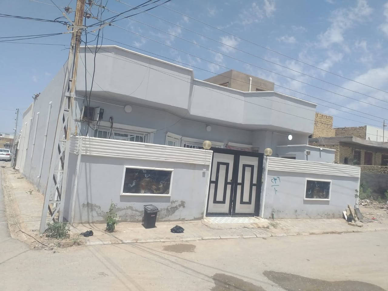 بيت للبيع المساحه ١٤٠م    ..  الواجهة 10 متر 
غرفه وصاله واستقبال ومطبخ وصحيات
 الموقع خلف البنزين خانه الشموس نزلة السيراميك العيساوي ..موقع مميز ركن على شارعين ومرقم من البلديه ومنطقه كافه الخدمات مجاري تبليط السعر ٥٥ مع المجال الشراي .. 
***********
