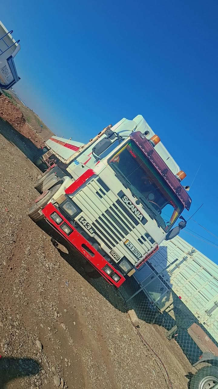 بسم الله الرحمن الرحيم 
النوع السياره . اسكانيا 143. تاك ويل دبل قماره تريله فلات جوانب متحريكه 3 محاور تاك تاير بالون . 42 طن 
موديل 1993. حج محرك 143
مواصفات . تبريد . هاف . كير 3×3. 
عربانه سبرنك جوانب . 80. تاك تاير  بالون كرونا 
كير محرك اكسن قماره شاصي مكفول كفاله عامه شرط 
رقم دهوك تحويل مباشر . حصه كاز 
السعر 170 معا مجال 
عنوان معرض هوار . طريق دهوك موصل جمبور عميريه 
***********
