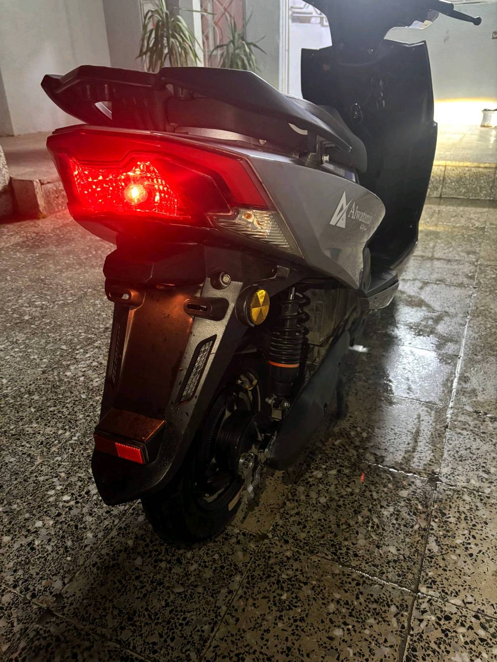 موتسكيل _ ماطور شحن الوطنية  ماطور شحن الوطنية درع 1000 واط بسرعة45 كيلو متر والشحن يكفي لمدة 40 كيلو متر ويحتوي على 6 بطاريات وفيه مثبت سرعة والبك (الرجوع للخلف) بسعر  550 الف وبي مجال للتواصل 
واتساب 
***********

ما هو موديل الدراجة بالضبط؟: 
2025
هل هناك أي أعطال أو إصلاحات معروفة؟: 
بطاريات نص عمر 