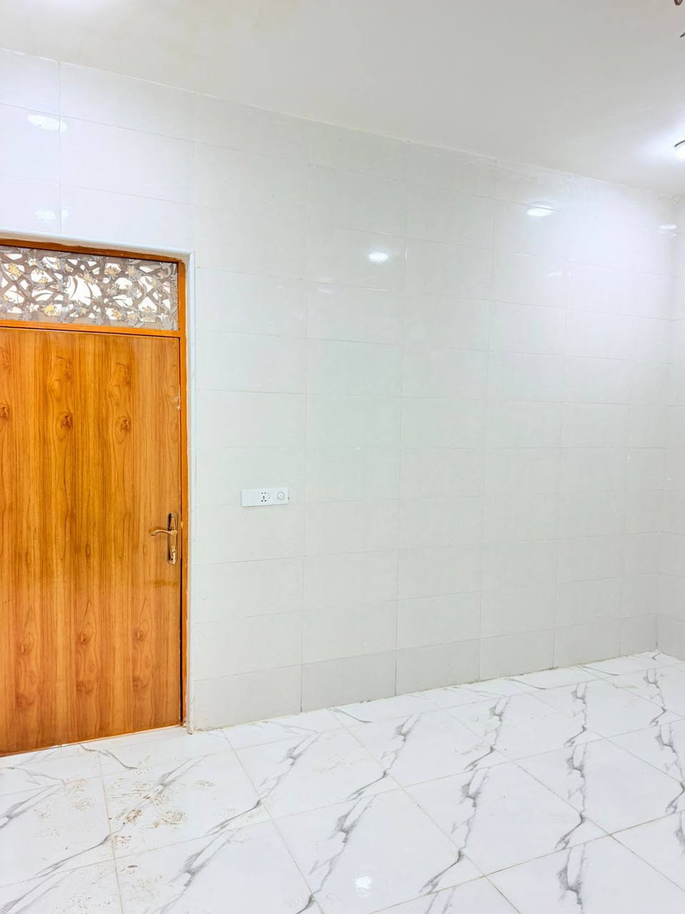 بيت للبيع مساحه 100م قرب سكله الكرعاوي بناء حديث غير مسكون البيت درجه اولى سعر 47قابل للتفاوض التفاصيل اكثر واتساب او اتصال ***********
