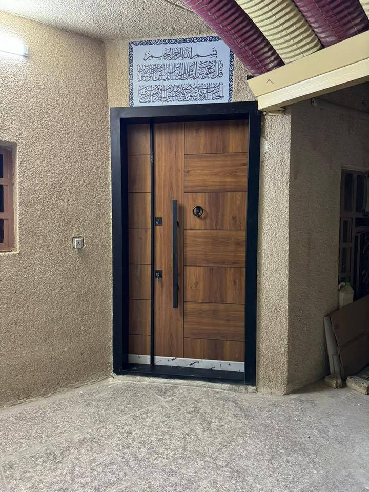 بعد التوكل على الله 
نقدّم أبواب منزلية داخلية وخارجية بتصاميم أنيقة وعصرية تجمع بين الجمال والمتانة، مناسبة للمنازل والمكاتب والمحلات.
متوفر: خشب • حديد • زجاج • ألمنيوم — بكافة القياسات والتصاميم حسب الطلب.
خدماتنا تشمل:
✔️ قياس مجاني واستشارة
✔️ تركيب احترافي بكادر متكامل (حداد، نجار، بناء، صباغ)
✔️ تبديل الأبواب القديمة وتركيب الجديدة
✔️ معالجة القياسات الخاصة والحرجة
✔️ حركة سلسة وعزل ممتاز
🎯 خصومات خاصة للمقاولين، المشاريع، المجمعات السكنية والمكاتب العقارية
عنوانه السيديه شارع المشاتل مقابل مجمع النخيل 
📞 واتساب: ***********—
#أبواب #تفصيل_أبواب #تشطيبات
