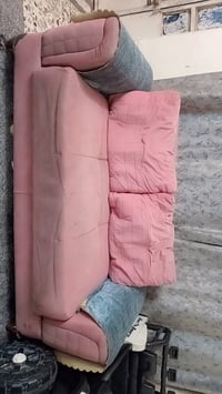 للبيع تخم تركي قلاب نص عمر ٨ مقاعد وردي وبيجي فاتح بس محتاج غسل ٣٥٠ ال...