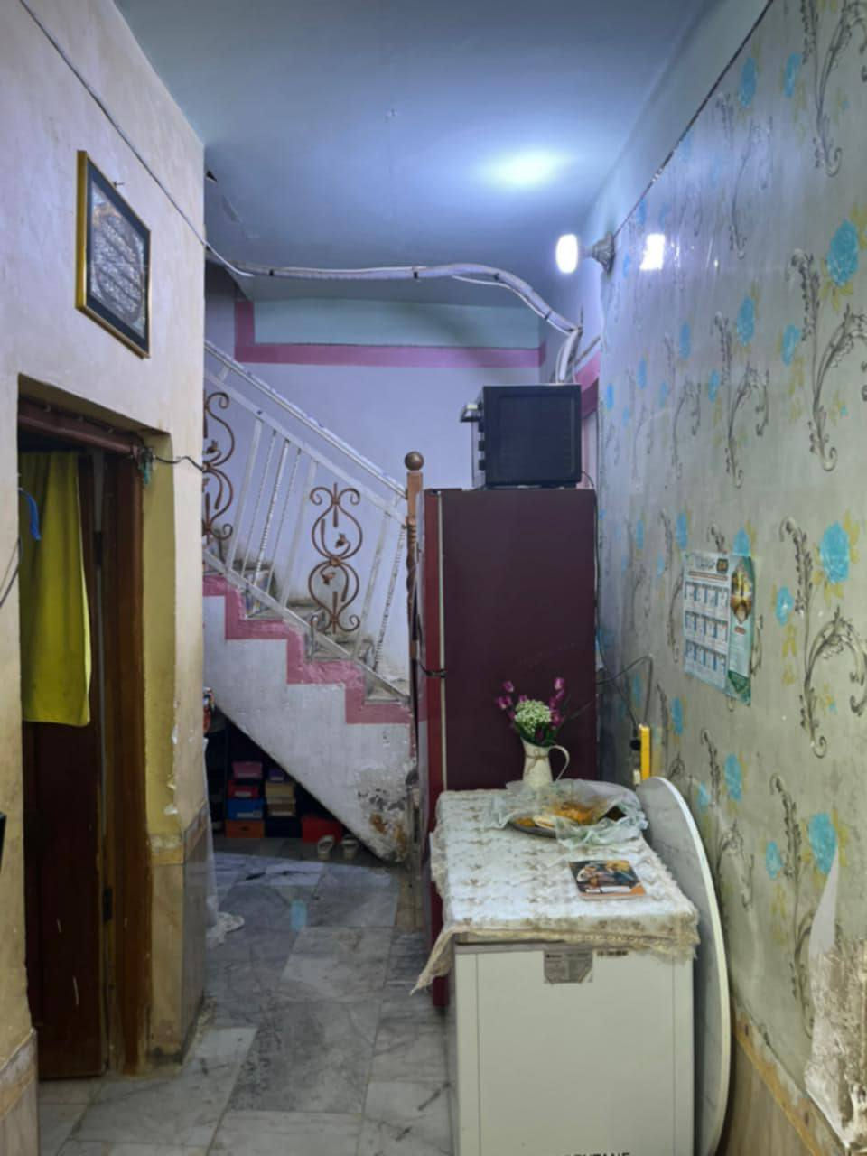 سلام عليكم،، بيت للبيع في حي التظحيه مساحة 120  6 في 20 بالفرع مقابل مدرسة حبيب طابق واحد طابوق عكاده بي طارمه ومحل وستقبال وصاله وغرفه ومطبخ وصحيات خارجيه وداخليه سعر 85 رقم ***********
