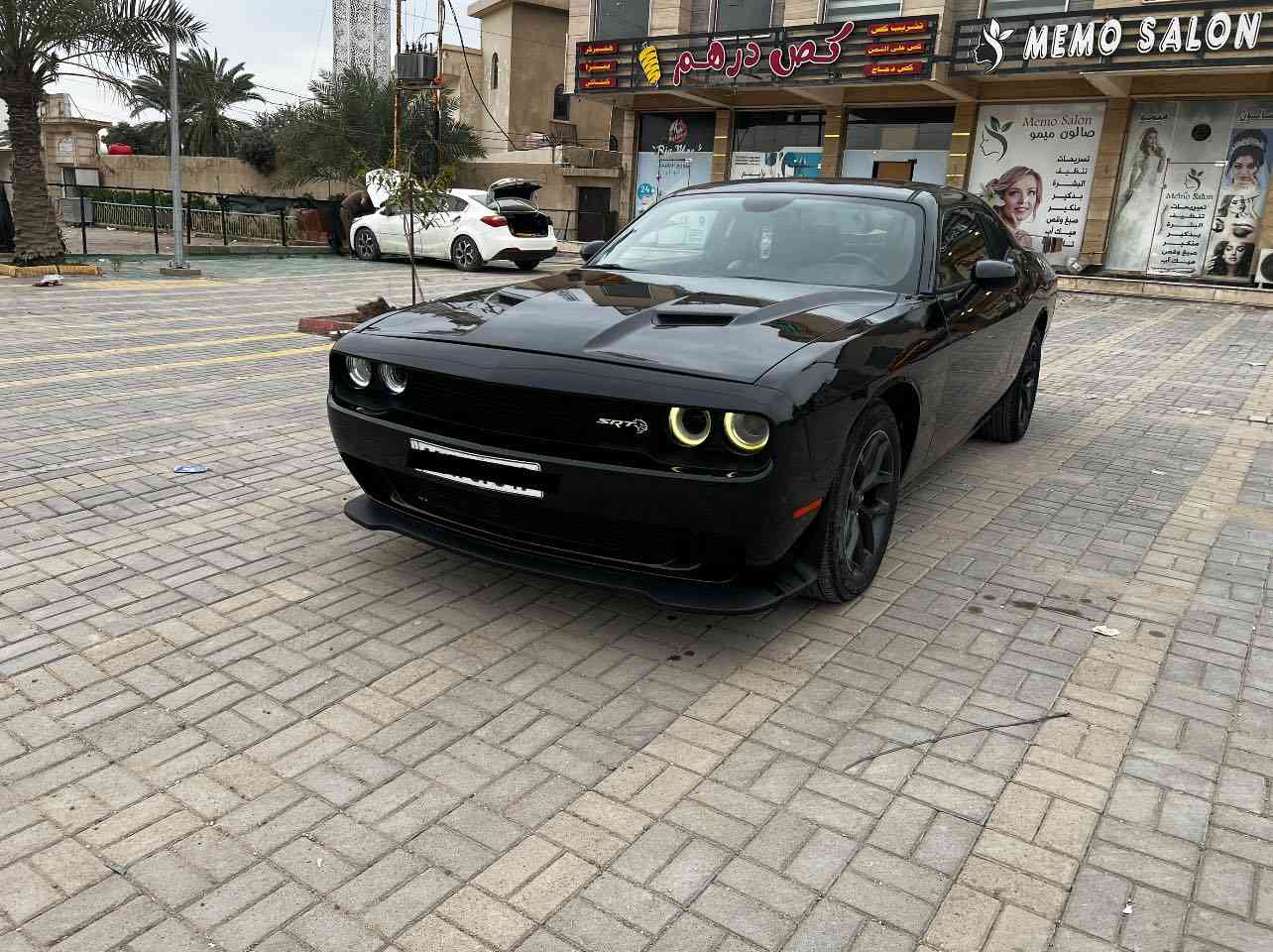 جالنجر 2018 SXT
حادث بسيط جاملغ ايسر وخشم البنيد 
صبغ 3 قطع 
شاشة وسط 
كشنات جلد 
داخل احمر 
مكينة كير مكفولات 
السيارة حلوة 
بيه مكانات بارد 
سعر مناسب 155 وبيها مجال
***********
