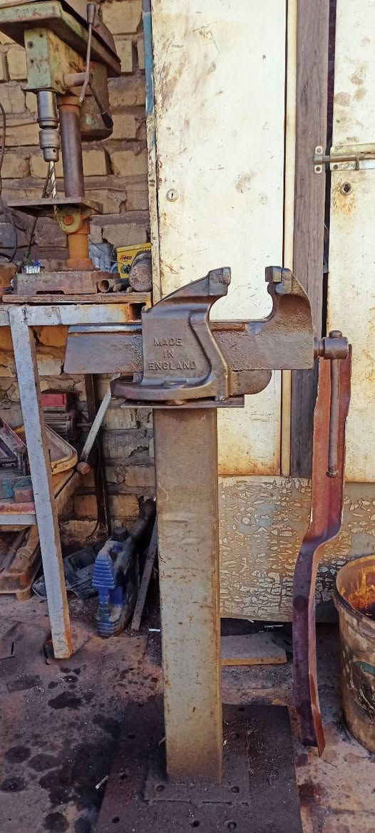 سلام عليكم منكنه حديد نكليزي
تفتح 20سانتيم 
عرض فج 13سانتيم 
*********** بي واتساب
