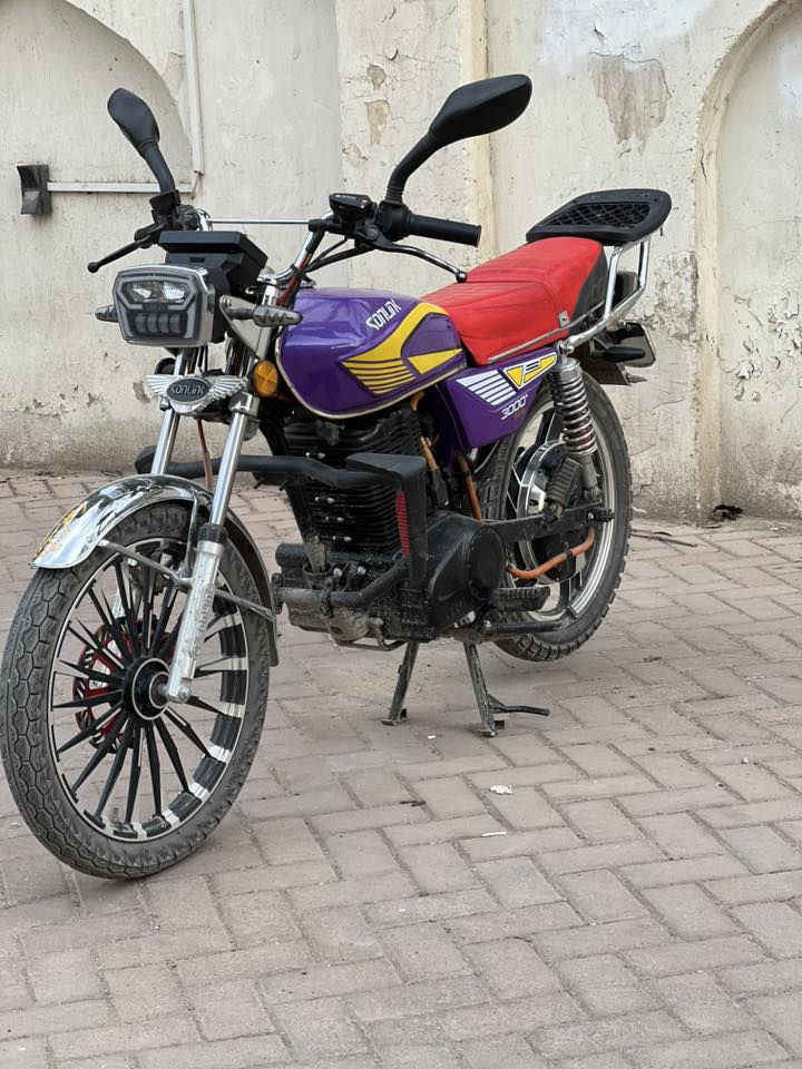 سلامـ عليكمـ  🙋    
       
                   sonlink 
الدراجه إستراد شركة دايوان سيزر مستخدمه إستخدام
قليل وباقيه عل وضع الوكاله أخت الجديده ( طگ كارتون ) 
بطاريه ليثيوم وبحجم 72 V  و  50  AH  وبقدرة الملف 3600 واط 
   إنطلاقـــــــيه مو طبيعيه شرط تشگ الهوىٰ والگـــــــاع
                   صــــــــ🚀ــــــــــاروخ 
ويل كب أمامـي وخلـفي الفرامـــل تعـمل بنـــظام الدســــگ
السرعه إللي بالشاشه تقرأ  106 كم والفعليه مقاربه ل هـــذا
                                 الرقم 
      والمسافه إللي تقطعها الدراجه بالشحنه الواحده
                    من  95  الىٰ  100 كم 
أما إستهلاكه لل شحن بطيئ جداً جداً وين يالا تخــلصه
                              للشحن 

اي استفسار اتصال 

***********
