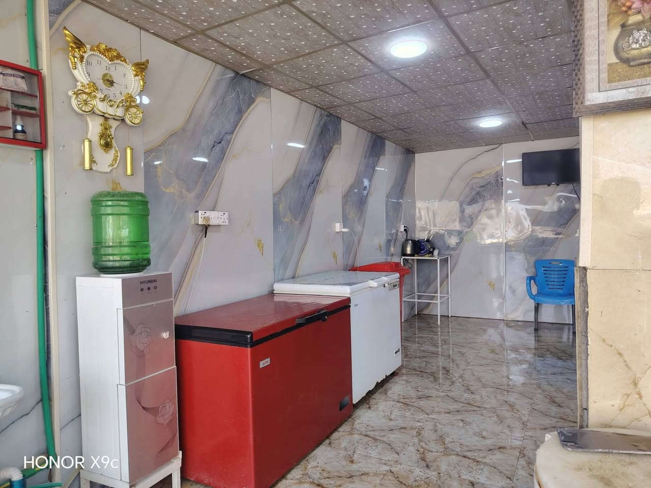 همحل للبيع بدون غراض المحل المفرق شارع السايدين قرب مطعم الكوخ اجار المحل 250 الف ***********
