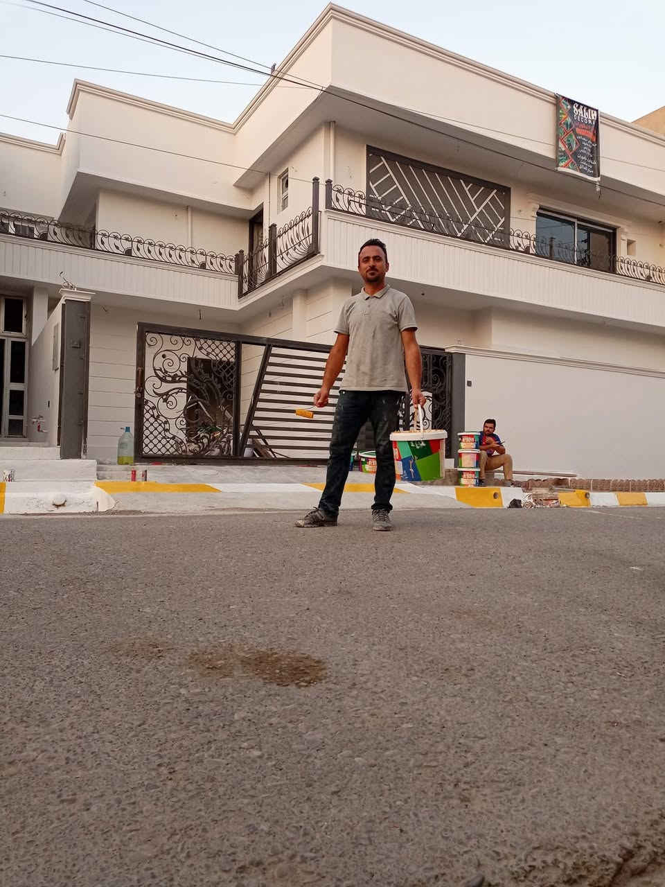 مكتب صالح نقاش حي العسكري تقاطع رمل وحصو صبغ داخلي وخارجي كادر سقوف مغربي *********** مع اصباغ بي بويا بيتك اجمل 🏠
