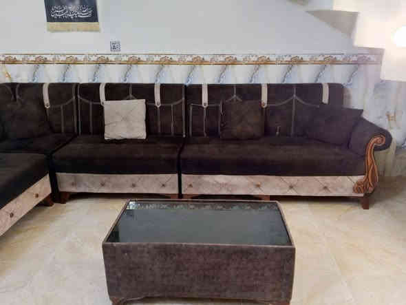 سلام عليكم ديوان عشر مقاعد مستخدم نضيف خشب بلوك اسود تفصال السعر 350وبي مجال وياه طبله وسطيه الشراي يتصل ***********
