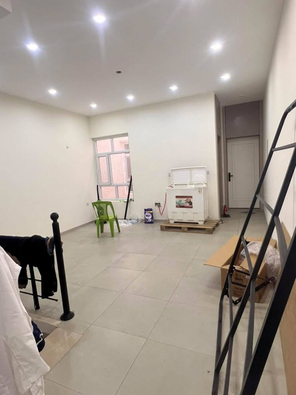 السلام عليكم ورحمة الله وبركاته
🏡 بيت للبيع – بناء جديد 2025
▪️ المساحة: 100 متر مربع
▪️ الواجهة: 5 متر
▪️ النزال: 20 متر
▪️ البناء: درجة أولى – طابقان (زيرو)
▪️ يحتوي على:
3 غرف نوم
صالة ضيوف
3 حمامات
📍 الموقع: منطقة المخابرات، قرب جامع محمد رسول الله، أول فرع مقابل الأربع شوارع.
✨ الدار كما موضح في الصور، موقع مميز وبناء حديث وتشطيبات ممتازة.
📞 للاستفسار والمعاينة، يرجى مراسلة الصفحة أو الاتصال على: شركة الإنجاز للعقار والمقاولات العامة
*********** (متوفر واتساب)
