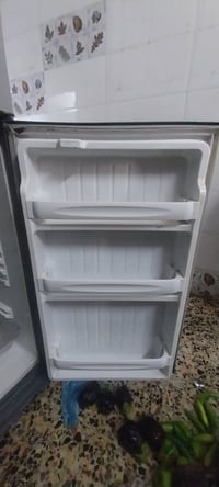 يا الله  سلام عليكم ثلاجه نضيفه  سعره ١٠٠ بيه مجال  للتواصل 0773267065...