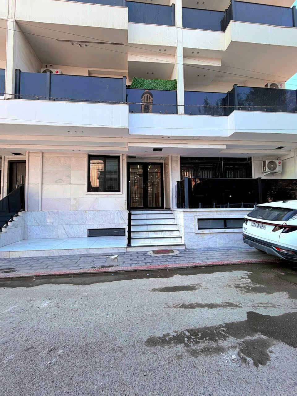 شقة حديثة للايجار في ابو نؤاس مطله على نهر دجلة الفرع بين شارع الكرادة داخل وابو نؤاس يوجد فيها :

غرفتين وصالة
حمامين
120 متر
الطابق الرابع
البناية حديثة جدا
كراج
حارس
بناية نظيفة وامنة
جرس مع بوابة الكترونية
باب تفتح بالبصمة
بلكونة واطلاله على نهر دجلة
زجاج مزدوج 
مصعد
سعر مليون ونص 
للتواصل ***********
