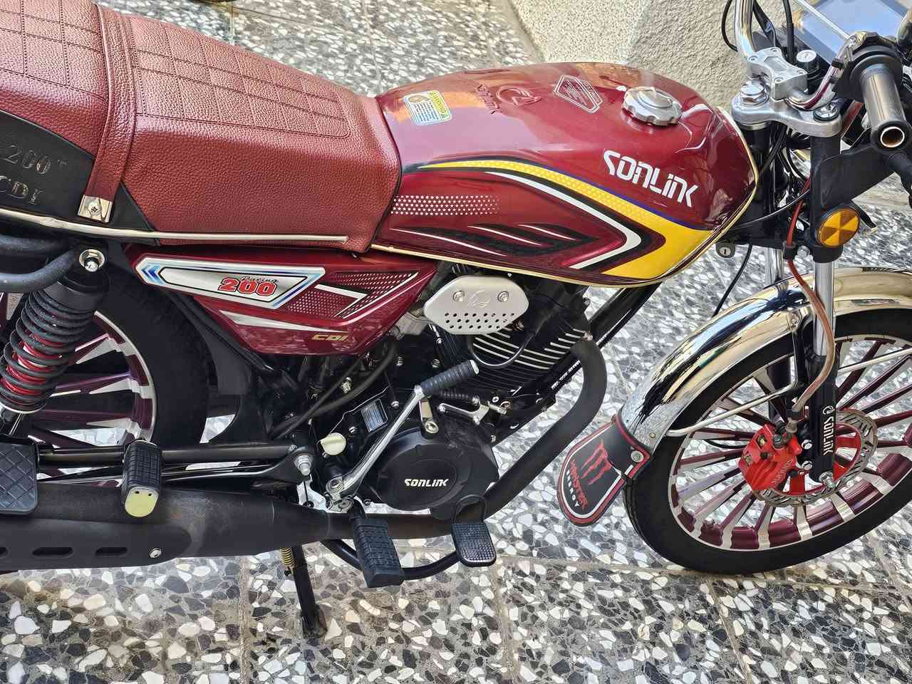 السلام عليكم سونك موديل 2025 محرك 200 دراجة جديدة ونضافتهة كدامكم ممفتوح بيهة برغي ما بيهة اي نقص وكلشي شغال بيهة اوراق كاملة بصمة تحكم وتشغيل عن بعد تايرات جدد مال شركة مكاني بغداد الحسينية رقم ***********
