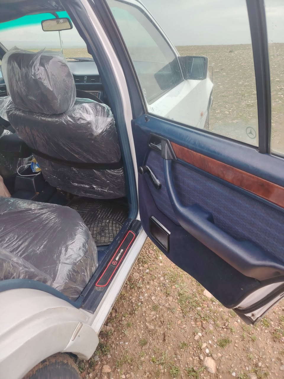 سيارة مرسديس موديل ٨٧ مكينة بطة ٢،٥ مابي اي شي رقم و سنوي جديد بيها دفتر بنزين سعرة ٦٤ و بيها مجال
***********
***********
