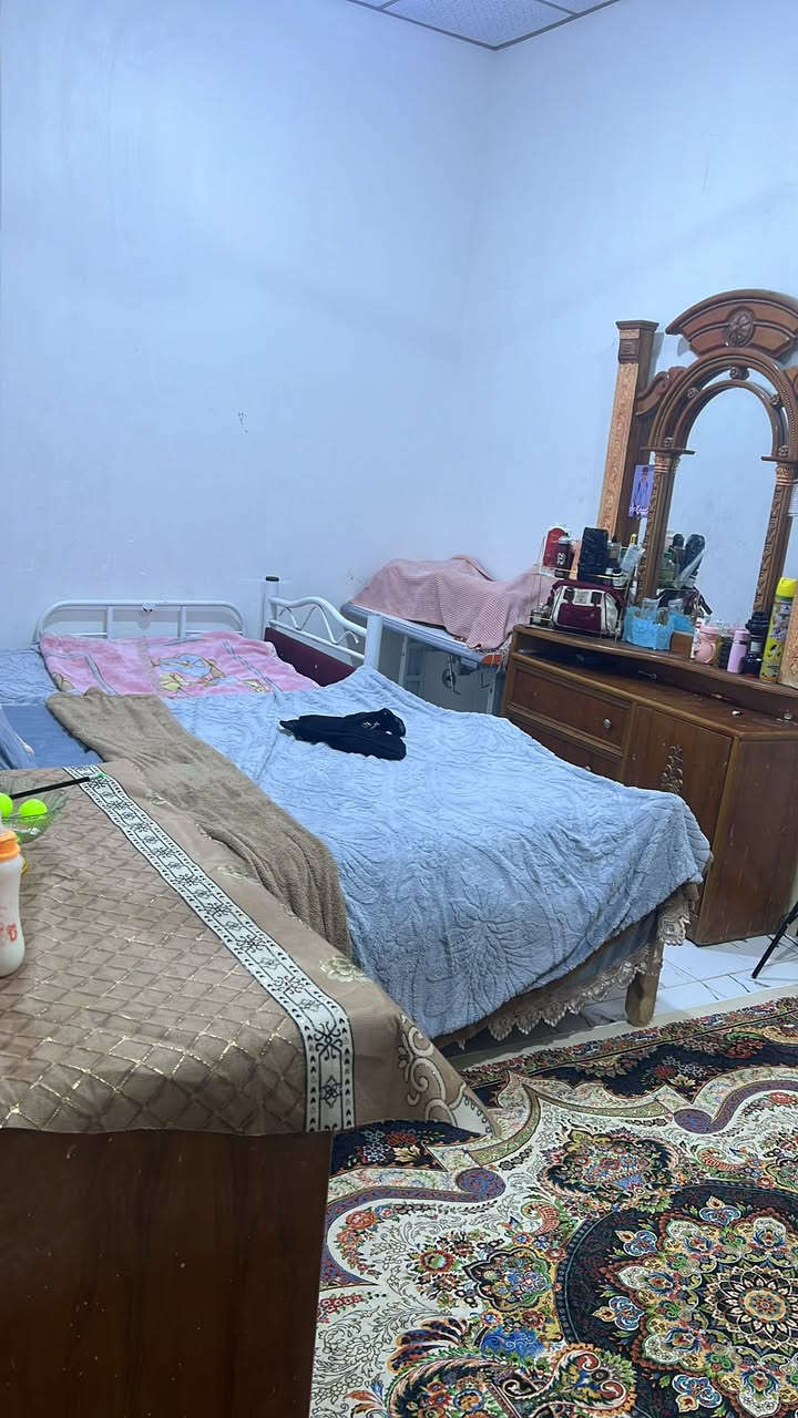 بيت للبيع في منطقة البهادرية
*********** ابو لبيت ليس علان ولا عقار 

سند ٢٥

يحتوي ع ديوانية  

غرفتين 

صحيات خارجية داخلية 

مطبخ 

هول كبير 

مساحة ١١٠ 

السعر ٧٠وبي مجال 

 عنوان البيت قرب ابو قيس  او محطة الكهرباء الجديدة
