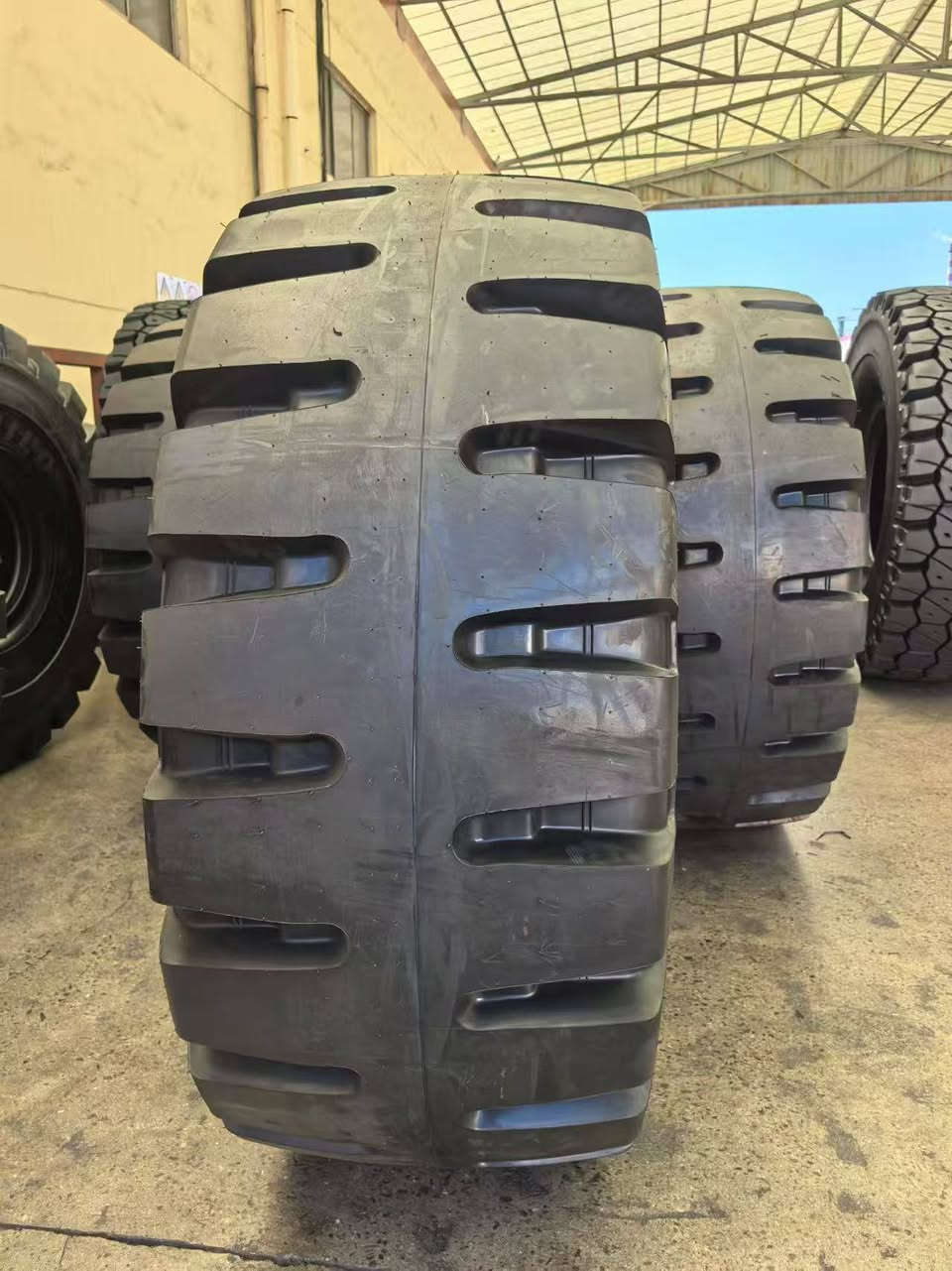 Here you have all the tires you can see...


**إذا كنت صاحب هذا الإعلان وتريد حذفه لأي سبب، رجاءا أرسل رسالة إلى الدعم الفني**
