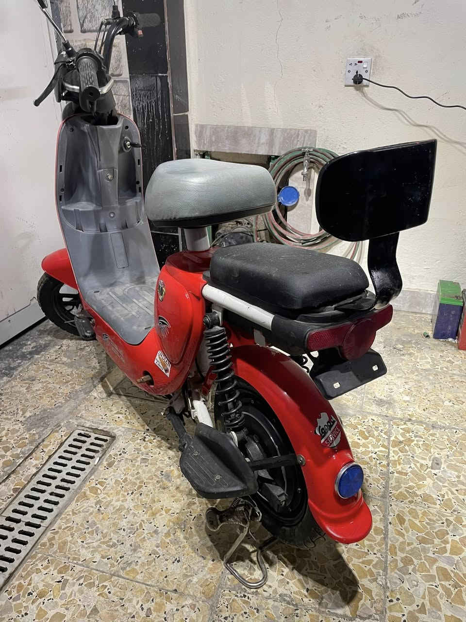 السلام عليكم دراجه شحن حجم 14الدراجه كلش نضيفه كلشي مابيهه كلشي شغال بيهه كل كهربائياتهه شغاله مكان بغداد الامين الثانيه ***********-***********السعر 200
