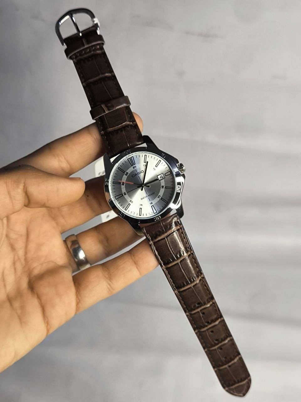 كاسيو Casio اصلي وكالة
تحفة فنية
مكينة كوارتز ياباني 
ميناء اسود فخم مميزة مزودة بمنفذ تاريخ 
اميال لامينوس 
زجاج سافاير ضد الخدش 
 مقاومة ماء حتى 50 متر
سير ستانلس ستيل عالي الجودة
القطعة مختمة بالكامل
🔴ضمان سنة وكالة 

⚠️ملاحظة متوفر قطعة واحدة فقط 

السعر غير قابل للتفاوض 
للحجز والاستفسار يرجى مراسلة الصفحه


**إذا كنت صاحب هذا الإعلان وتريد حذفه لأي سبب، رجاءا أرسل رسالة إلى الدعم الفني**