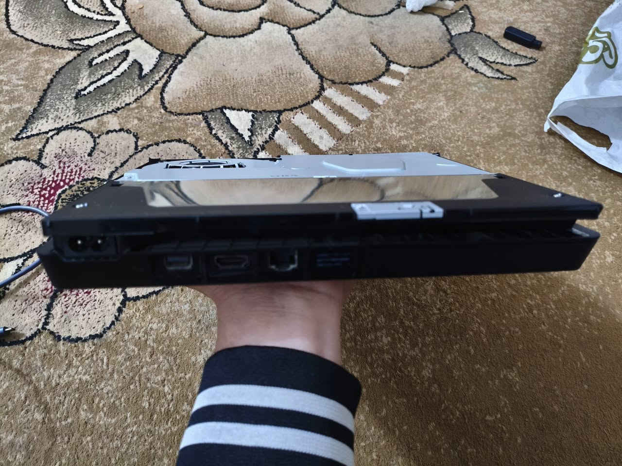 السلام عليكم للبيع بلي ستيشن 4 سلم مهكر واحد تيرا  مع كامل ملحقاته نظافة 99% مع دبل جويستك و يو بي اس مع العاب باتل فيلد1 وباتل فيلدV وبلاك اوبس6  FC 26 وBES26 من الاخير فووول مكاني فلوجة السعر 250 وبي مجال للشراي للتواصل خاص او على الرقم واتساب فقط ***********
