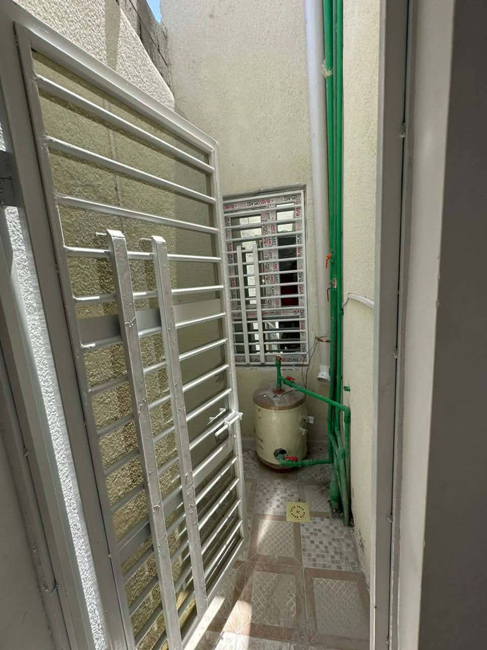 بيت في الصالحية شارع ابي طالب مساحة ١٠٠ مربع (١٠×١٠) على الشارع تبليط البيت ركن متوفر ماء كهرباء ومجاري مربوطه على الشارع يتكون من غرفه واستقبال ومطبخ وصاله وصحيات داخليه واخارجيه سعره 77 مليون رقم هاتف ***********
