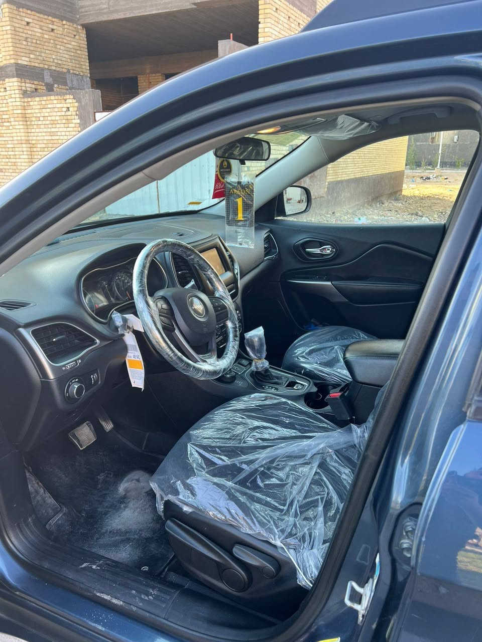 جيب بزون 4 سلندر  للبيع او مراس شنو عندك دزلي 
- [ ] موديل 2019
- [ ] ماشية 126.000 الف كيلو مو ميل 
- [ ] رقم بغداد بأسم صديقي  مشروع وطني تحويل ثاني يوم 
الضرر: حادثها جداً بسيط كصه بنيد وخشم  وجاملغ صبغ وبارد كصه بنيد  السيارة بدون ايرباك ايرباكات كلها سليمة  
- [ ] محرك 4 سلندر  بلادي على وضع الشركة 
- [ ] كير 9 سرعات 
- [ ] فور ويل 4*4 مع ماوس تحكم بوضعيات القيادة 
- [ ] هاند بريك كهرباء بصمة 
- [ ] تشغيل وإطفاء عن بعد 
- [ ] اوتو ستارت استوب  
- [ ] رادارات خلفي وجانبي 
- [ ] نقطة عمياء بالمري
- [ ] لايت دوار مع الستيرن 
- [ ] كشنات مخمل  ميموري
- [ ] سستم صوت 9 سماعات مع دمام خلفي بلادي 
- [ ] ويل كب 18 كروم 
- [ ] هيترات بالمرايا 
- [ ] شاشة كبيرة بلاد مع GPS ونظام كار بلي
- [ ] لايت زنون بلاد
- [ ] تبريد قطعتين مناخين تحكم منفصل 
-حدادية جديدة كاملة امامي خلفي
   سعر 135  وبيها مجال للشراي

- [ ] مكانها بصره معقل 
- [ ] *********** البصرة, العراق
