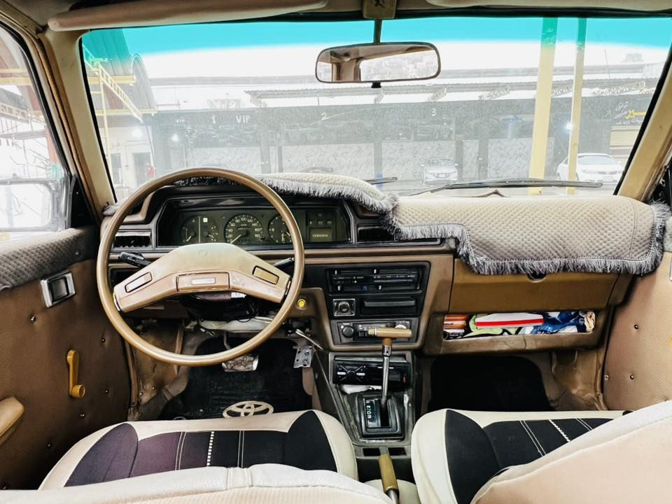 السلام عليكم كرونه مديل ١٩٨١ للبيع مكينه وكير شرط مصبوغه جمالية كاربون بانزين وشرط التحويل السعر ٣٢ وبيهال مجال 
رقم الهاتف ***********
