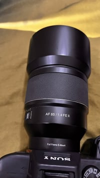 جديده استعمال قليل عدسه 85 فتحه 1.4  للبيع ب600الف.وبيها مجال  صورتها ...