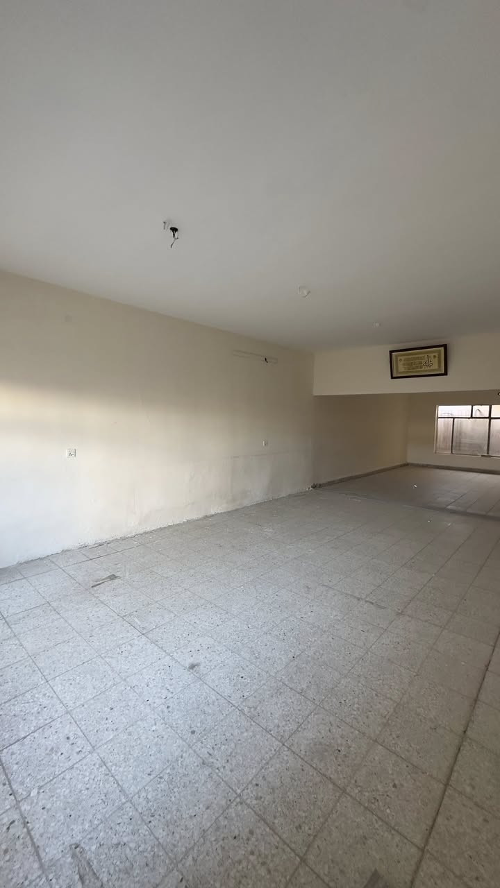 دار للايجار تجاري المساحه
٥٠٠م ٤ غرف نوم مع هول
واستقبال كبير وصاله ومطبخ
يحتوي على كاونتر ومخزن عدد
٢ كراج يحوي ٤ سيارات وحديقة كبيرة في حي الشرطة مقابيل
شركة الوسيط للاستفسار
الاتصال على ***********
