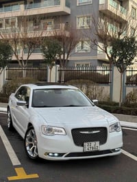 بلاتينيوم • محرك ٥٧٠٠ V8 • سقف بانوراما