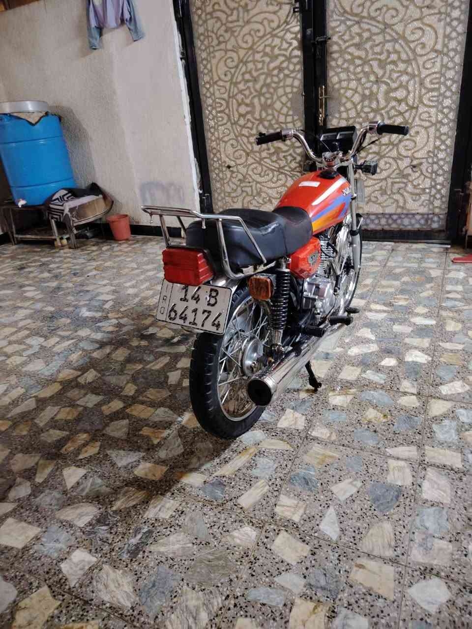 سلام عليكم دراجه ايراني رقم وسنويه تعمير ٢٥ دراجه جديده شوفت عينك معدل وشلعه مكينه خرسه عينه لايت بكلايت هورن كله جديد سعره ١٧٠٠ وبيه مجال قليل مكاني بصره ٥ ميل رقم ***********
