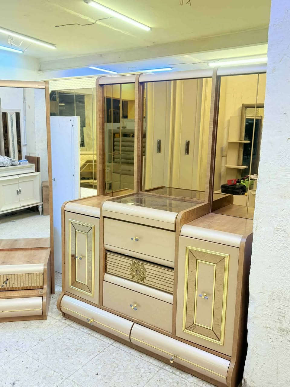 ✨ غرفة تركي  اصلي صبغ حراري  11 قطعة ✨
نظام سلايت وابواب بروفايل فاخر
سرير مخزن جك 
 ضهر بلوك
 جام برونزي 
 قماش وتر بروف أصلي
✨ نظافة 99/💯
شد ونقل مجاني داخل بغداد
توصيل للمحافظات بأسعار رمزية


**إذا كنت صاحب هذا الإعلان وتريد حذفه لأي سبب، رجاءا أرسل رسالة إلى الدعم الفني**