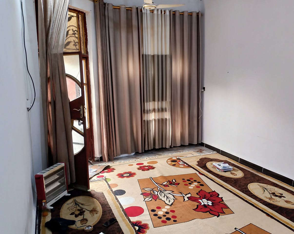 بيت للبيع ناحية الفظلية شارع المحطه قريب على شارع 40 فرع مركز روج المساحه 155 يتكون الطابق الارضي من غرفتين وصاله ومطبخ واستقبال وصحيات خارجيه وتوجد غرفه بالطابق الاول للاستفسار الرقم ***********
