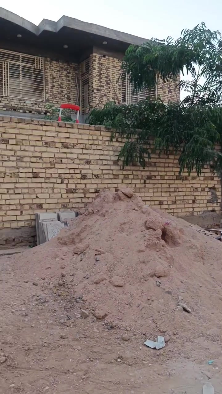دار للبيع المساحه 400ينباع ع ال 400 او ينباع 200 ب 200 العنوان بابل حله شارع الطهمازيه خلف مركز شرطة سيف سعد الاستفسار والاتصال على الرقم الموجود ***********
