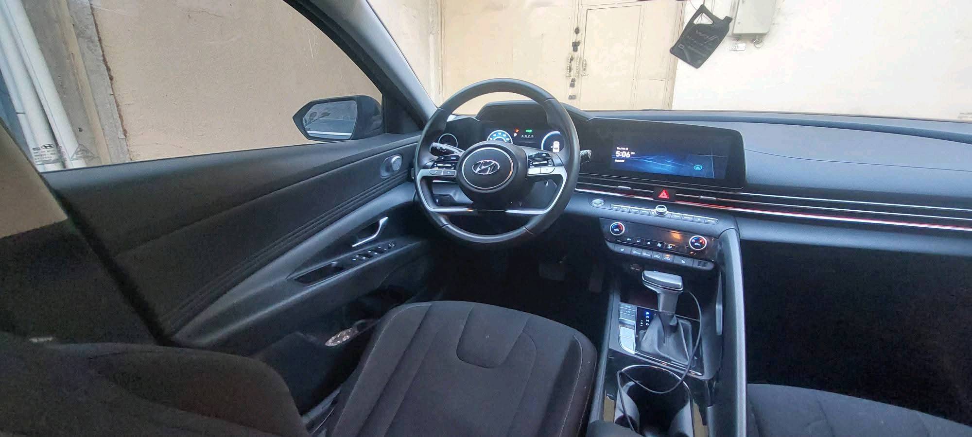 النترا موديل ٢٠٢٥ وارد امركي ماشية ١٥ الف حادث بسيط بارد على مقدار شبر فقط مو اكثر نثل ما واضح بصور الحادث مكفولة من الصبغ والشواصي والتبديل عندي بيها سونار فول مواصفات عدا الكشنات مو تحكم تدفئة بالكشن شاحن واير ليس تحكمات كل الجهات رادارات امامي خلفي جانبي تنبية خروج من المسار سياقة ذاتية وبعد بيها هواية مواصفات رقم فحص مؤقت منفيس بسمي مكانها بغداد للاستفسار والسعر الاتصال على الرقم  ***********
يوجد وات ساب