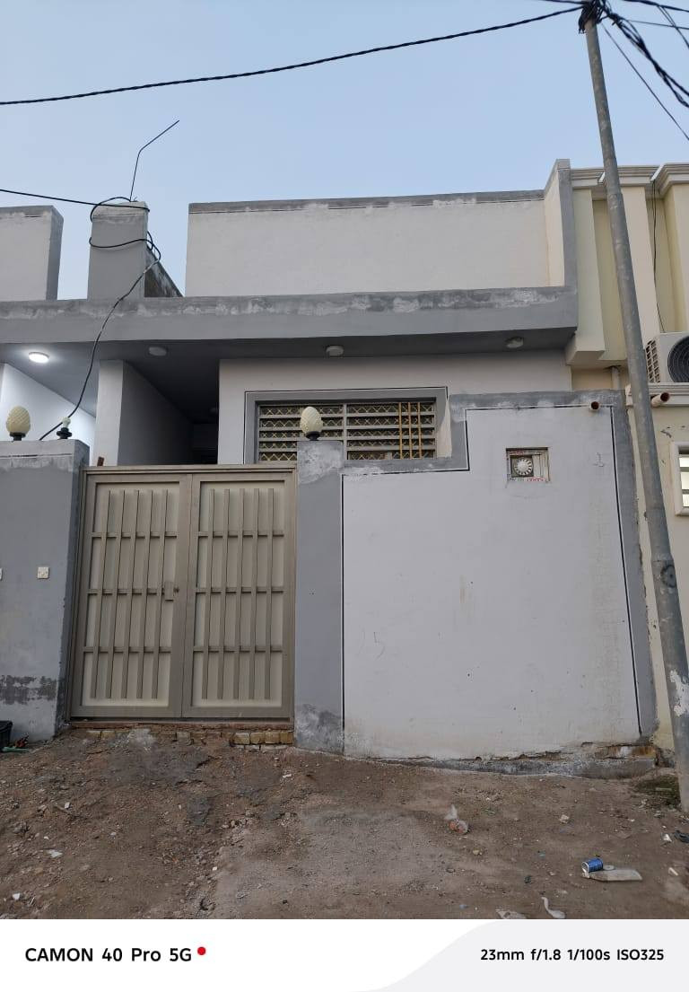 سلام عليكم
مساحه 100 متر 

✅ جميع الخدمات متوفره ماي كهرباء مدارس 

يتكون البيت من غرفه وصاله ومطبخ وستقبال وصحيات عدد ثنين و مكشوفة استفسار واكثر انتصل وبيك خير وتدلل *********** 

❗المكان النجف مجمع بيتي ثانيه 2 ببلوك 10 قريب على شارع بيتي
