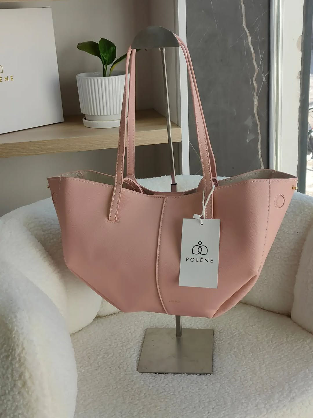بولين ماستر كوالتي مع البوكس 🤍

👜 الجلد سوفت والكوالتي يجنن
🪡 الخياطة مرتبة والتشطيب من الداخل ممتاز
📏 الحجم وسط، والقاعدة ثابتة ، مناسب للدوام، الطلعات والاستخدام اليومي
🎨 متوفرة بـ 6 ألوان: أوف وايت، أسود، رصاصي، وردي، جوزي، أحمر ❤️
ويجي وياها المحفظة مالتها نفس لون الجنطة طبعاً ✨ 
💰 السعر: 25 ألف فقط
🚚 التوصيل لجميع محافظات العراق: 5 آلاف
📸 التصوير حقيقي من داخل المحل ✨
🎁 ومتوفر عدنا تغليف هدايا أنيق
💝 سعر التغليف: 3 آلاف
📩 للحجز والاستفسار راسلينا بالدايركت، والكمية محدودة. 🤍✨


**إذا كنت صاحب هذا الإعلان وتريد حذفه لأي سبب، رجاءا أرسل رسالة إلى الدعم الفني**