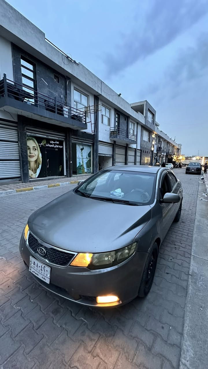 السلام عليكم
سيراتو موديل 12 خليجي 
مكينة 1600 دوش المرغوب 
رقم بغداد باسمي تحويل ثاني يوم 
ماشيه 300 كيلو متر حقيقي 
مكينه كير كهربائيات تبريد صدر كله جديد
بيه جاملغ ايسر مصبوغ فقط بدون دواخل
السياره بدون اي نقص جاهزه 
السعر 88 وبيه مجال 
مكاني بغداد حي الحسين 
***********
