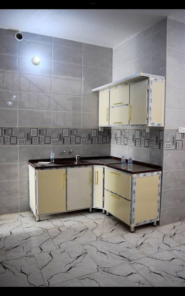 السلام عليكم ورحمة الله وبركاته
⭕⭕ دار للبيع غير مستخدم ⭕⭕

موقع البيت قرب الجزيرة السياحية يبعد 5 دقايق عن الجزيرة

جنس عقار الارض : ثلثين الك - بثلث للماليه 

 بفرع عرضه 10 متر
-بناء جديد غير مستخدم كامل مكمل 
-الاساس رفت مسلح والبناء بلوك 

-البيت مؤثث جزئيا واضح بالتصوير 
-( الاستقبال كامل ستائر جودة فاخرة جديد + قنفات جديد غير مستخدم + ميز تلفزيون كله جديد غير مستخدم )

-المطبخ ( كاونتر جديد مفصل على المكان كامل 
+فتحات مفرغات + مفرغه جديده بس تشدهة )

مساحة البيت 100 متر 
الواجهة 5 متر 

عدد الغرف 2 
الغرفه الجوه العرض 3 ونص والطول 4 ونص + ترك
الغرفه الفوگ الطول 5 ونص والعرض 4 ونص + بيتونه 
الاستقبال الطول 5 ونص والعرض 3 ونص 

البيت مدفوع مي وكهرباء كامل

اي استفسار تحتاجه
رقم صاحب الدار 👇🏻

***********
***********
***********
***********
