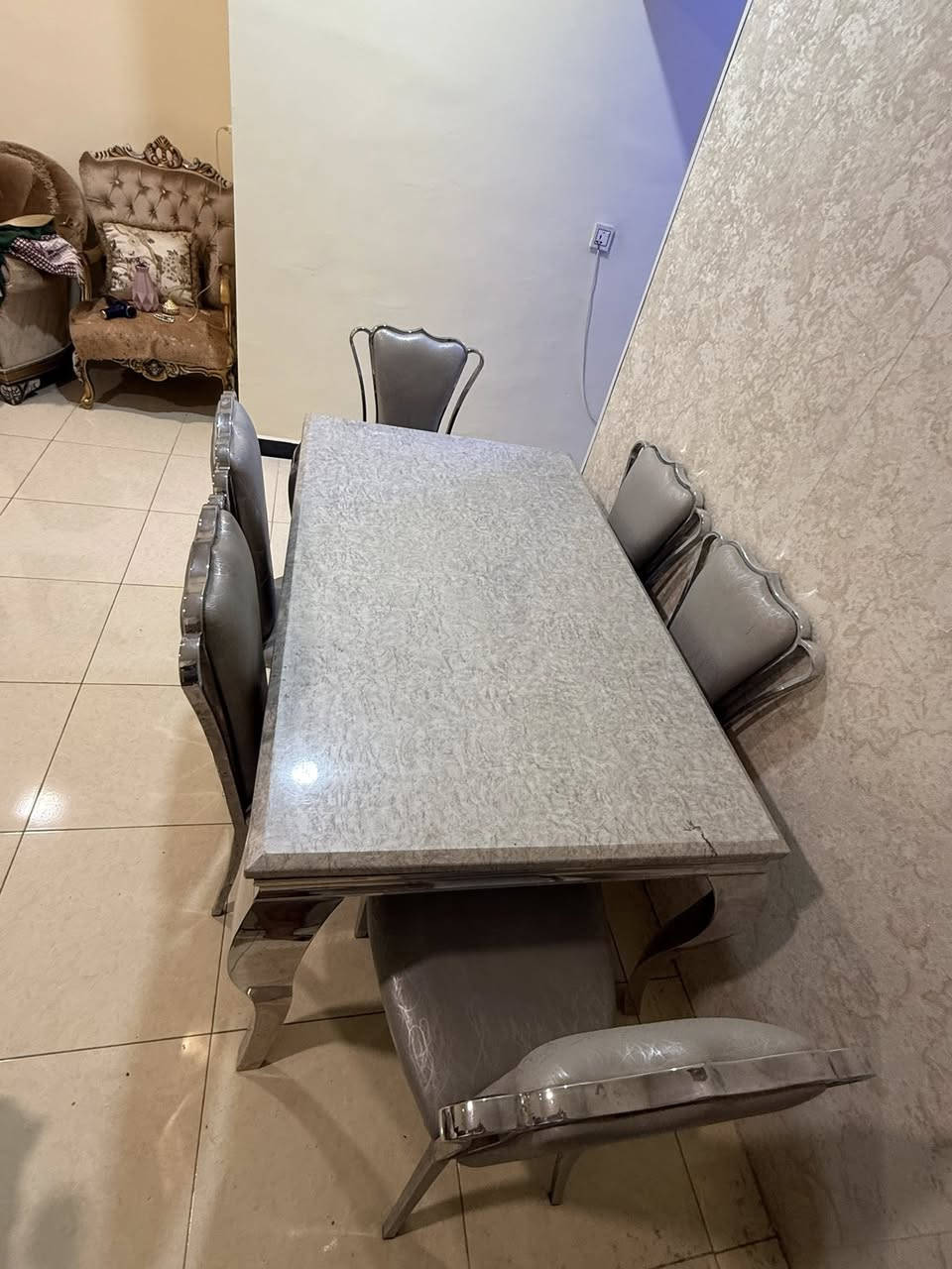 طاولة طعام مرمر ثقيل  ٦ كراسي ستيل  درجه اولى مستخدم

السعر المطلوب ٥٠٠ الف وبي مجال

للتواصل واتساب ***********
