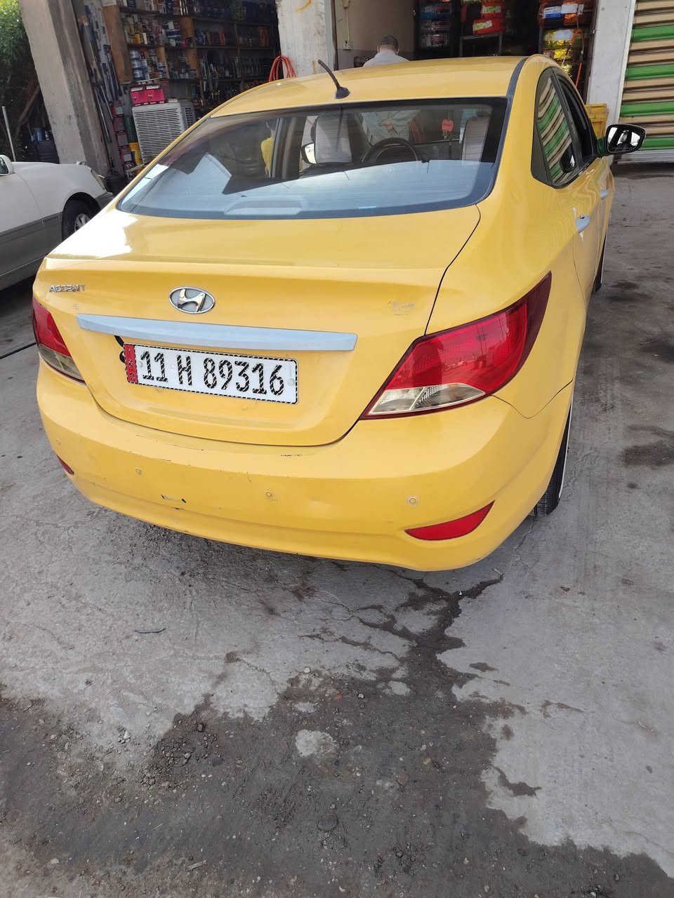 سلام عليكم اكسنت موديل 16سياره خليجي رقم دولي  كامله السياره مكينه وكير حاويه 16 قبل يومين شادهن مصفره هيه وغرامات مكان سياره بابل سعره 92وبيه مجال ***********
