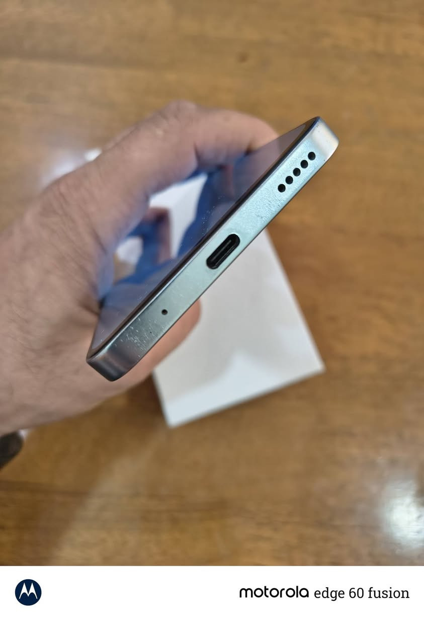 للبيع: Honor 90 Lite (نظافة 95%) اخو الجديد مكفول من كلشي فقط شخوط جدا  بسيطه في الشاصي بسبب حافظه التلفون. 
​⚙️ المواصفات التقنية :
🔴 ​الشاشة: 6.7 إنش بتقنية IPS LCD، وبمعدل تحديث 90Hz لتصفح فائق السلاسة.
🔴 ​الكاميرا الخلفية: ثلاثية، الأساسية بدقة 100 ميجابكسل لالتقاط أدق التفاصيل + عدسة واسعة + عدسة ماكرو.
🔴 ​الكاميرا الأمامية (السيلفي): 16 ميجابكسل لصورة نقية.
🔴 ​المساحة والتخزين: ذاكرة داخلية 256 جيجابايت مع رام 8 جيجابايت (يمكن توسيعها برام افتراضي).
🔴 ​المعالج: MediaTek Dimensity 6020 يدعم شبكات الجيل الخامس 5G.
🔴 ​البطارية: 4500 مللي أمبير تدعم الشحن السريع بقدرة 35 واط (شحن سريع وآمن).
​🌟 حالة الجهاز والملحقات:
​الحالة: ممتازة جداً (أخو الجديد)، خالي من الخدوش أو العيوب، وشغال بكفاءة 100%.
​الملحقات: العلبة الأصلية + شاحن +الحافظة الاصلية  .
​💰 السعر المطلوب: 250.000 الف دينار 
📍 : [بغداد /حي الجهاد ]
​📞 ***********

