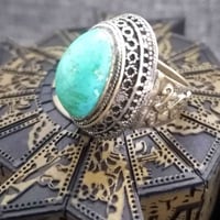 خاتم رجالي قديم جدآ متوج بحجر فيروز اصلي مع علبة من خشب الزان للعلم ال...