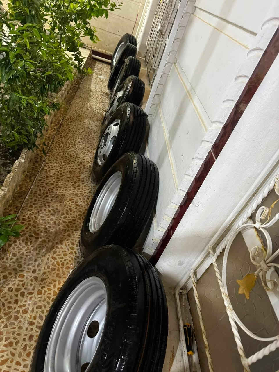 سلام عليكم 
تايرات كنتر للبيع زيرو زبرو الحجم 16 بلادي موديل 26 زيرو مماشيات ابد رقم هاتف ***********
