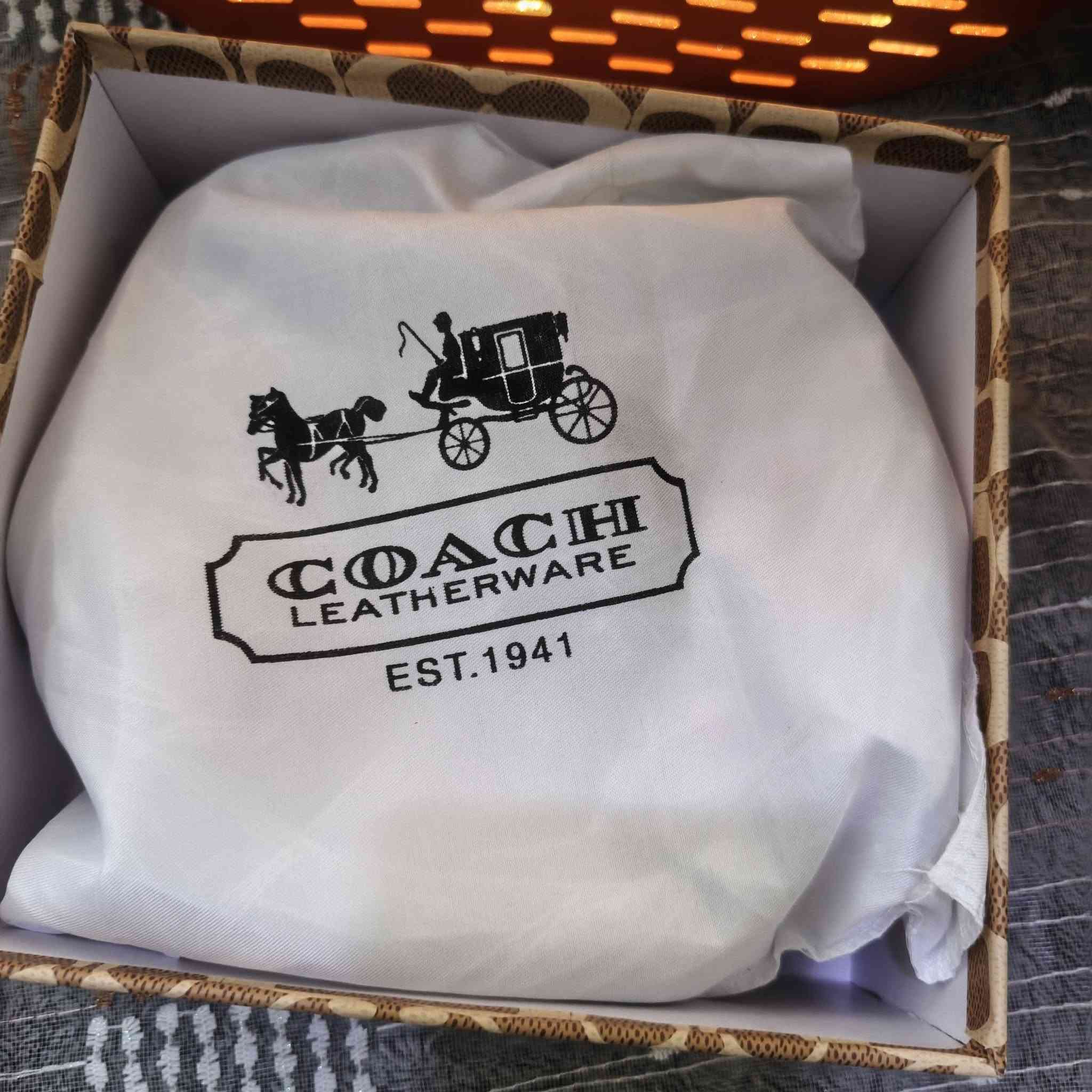 لقطة لعشاق التميز.. جنطة كوتش (COACH) أصلية 100% على شكل قلب 💖. السعر 150 الف
المواصفات: الموديل الأكثر طلباً (Heart Crossbody)، جديدة تماماً وغير مستخدمة.
الملحقات: تأتي كاملة مع علبتها الفاخرة، وحزام الجلد الطويل، والأهم.. إيصال الشراء الرسمي من متجر كوتش في بلجيكا والبيان الجمركي لإثبات


**إذا كنت صاحب هذا الإعلان وتريد حذفه لأي سبب، رجاءا أرسل رسالة إلى الدعم الفني**