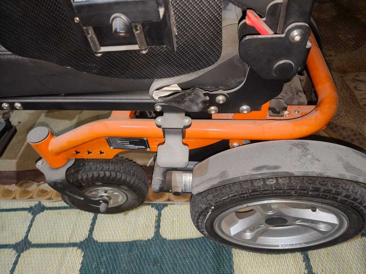 السلام عليكم عدي هاي العربانه للبيع عربانه جديده ما ماشيه بس لين محتاج فلوس اريد ابيعها واني رجال معوق وشتريتها وماكدر اطلع بيها ومستعجل عل بيعتا مكاني جكوك اي استفسار هاذ رقمي ***********
