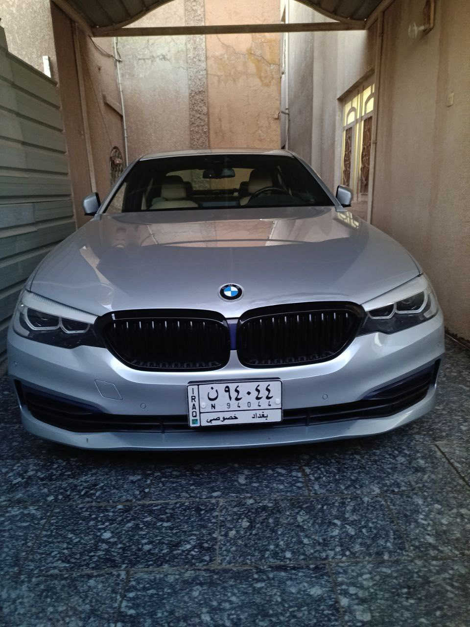 بسم الله الرحمن الرحيم
فرصة ثمينة

BMW 530i - وارد أمريكي (نظافة لاتوصف) 

2019  رقم بغداد لأصحاب الذوق الرفيع والباحثين عن  الزيرو

السيارة ملكية ونظافة استثنائية، استخدام قليل جداً والسبب (عندي دراجة) يعني السيارة أغلب وقتها مرتاحة بالكراج.

المواصفات والتفاصيل:

• الموديل: 2019.

• اللون: رصاصي (مميز جداً).

• المحرك: 2000 Twin Turbo (4 سلندر) - عزم وقوة واقتصادية.

• المسافة المقطوعة: 45,600 كم (حقيقي  امانة الله ورسولة).

• المواصفات: فول مواصفات الـ 530 المعروفة (فتحة، شاشة كبيرة، كراسي جلد بيجي' رادار امامي جانبي خلفي'جنطة كهرباء 'داتا شوب، تحكمات، بصمة، وباقي التكنلوجيا المتطورة).

حالة السيارة (الأمانة):

• الضرر: (أصبع واحد فقط) والسيارة مكفولة من كل نواحي النقص.

• النظافة: السيارة "ولا غلطة"، داخلها وخارجها بحالة الوكالة. إذا شفت بيها خلل واحد تعتب عليّ.

• الضمان: أنطيك بيها ضمان "5 سنوات" من الثقة.. سيارة مخدومة وجاهزة وما محتاجة برغي.

• الصور: متوفرة حالياً وصورها بأمريكا أيضاً موجودة للي يحب يتأكد من الضرر البسيط.

السعر وتفاصيل البيع:

• السعر المطلوب: 300 ورقة (30,000$) قفل نهائي.

• ملاحظة: السيارة مكلفتني 390 ورقة، والبيع بهذا السعر لغرض إكمال مشروع بناء فقط.

السيارة أمانة الله ورسوله، الي يشتريها يدعيلي.

للاستفسار والاتصال مباشرة بالمالك:

📞 ***********
مكاني بالحلة
