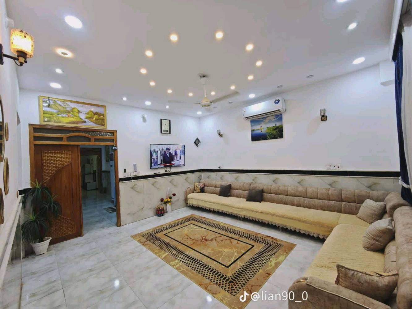 🏠 بيت للبيع - تصميم حديث (بناء 2023) 🏠
فرصة مميزة لامتلاك منزل أحلامك في قلب العمارة، بمواصفات عصرية وبناء درجة أولى.
📍 الموقع: منطقة القطاع - شارع نعمة الريفي (قرب روضة الرياحين).
📐 المساحة: 225 متر مربع.
📏 الأبعاد: الواجهة 9 متر × النزال 25 متر.
📜 السند: طابو صرف (ملك صرف).
✅ تفاصيل الطابق الأول:
الخارج: كراج واسع وحديقة بمساحة (9×9) متر.
الاستقبال: غرفتين للضيوف بتصميم مريح.
صالة مفتوحة بنظام "مودرن" على المطبخ.
يتوفر مطبخ "حار" إضافي + مجموعات صحية.
الجناح الخاص: غرفة نوم كبيرة (4×7) بنظام (سويت) داخلها حمام + مخزن خاص.
✅ تفاصيل الطابق الثاني:
غرفتين نوم إضافية.
صالة معيشة.
سطح كبير واسع.
🏗️ ملاحظة: البناء كونكريت بالكامل وأُنجز في عام 2023 (جاهز للسكن الفوري  
سعر بيت  500 بي مجال  قليل