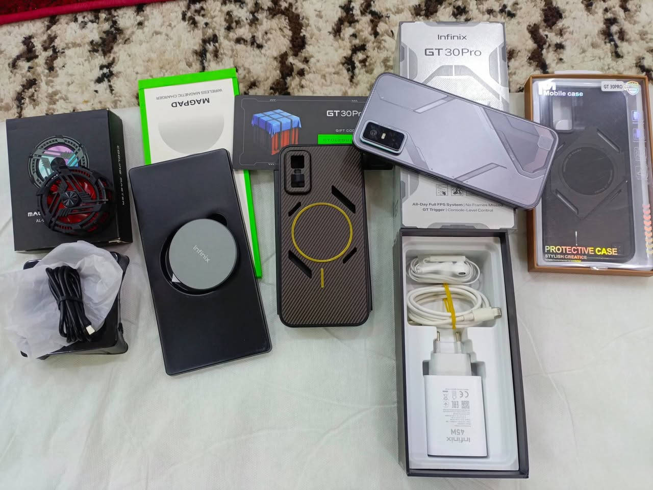 جهاز للبيع infinix gt 30 pro مستخدم قليل جداً اغراضه كامله وعله وضع الشركه ما مفتوحات سعره320وبي مجال حك جيتك مكاني بابل محاويل ‏‪***********‬‏
(مواصفاته)👇👇 
الشاشة: 6.78 بوصة، AMOLED، بدقة عالية، معدل تحديث 144Hz.
المعالج: MediaTek Dimensity 8350 Ultimate (4nm).
الذاكرة والتخزين:256GB تخزين.
الكاميرات: خلفية مزدوجة (108MP + 8MP)، أمامية 13MP.
البطارية: 5500mAh مع شحن سلكي 45W وشحن لاسلكي 30W.
نظام التشغيل: Android 15 مع واجهة XOS 15.
ميزات إضافية: يدعم شبكات 5G، سماعات ستيريو JBL، أزرار ألعاب، وإضاءة RGB خلفية مخصصة للاعبين ويشغل بوبجي 120فريم ثابت وضافه بي مغير اصوات حالين مفتوحات بي 5اصوات««بي ثلاث مودات للشحن كما موضح بل صوره»» 
للألعاب والتصميم:
الأداء: المعالج القوي يضمن أداء سلس في الألعاب الثقيلة.
تصميم: مستوحى من هواتف الألعاب مع تفاصيل مثل أزرار اللعب والإضاءة الخلفية.
