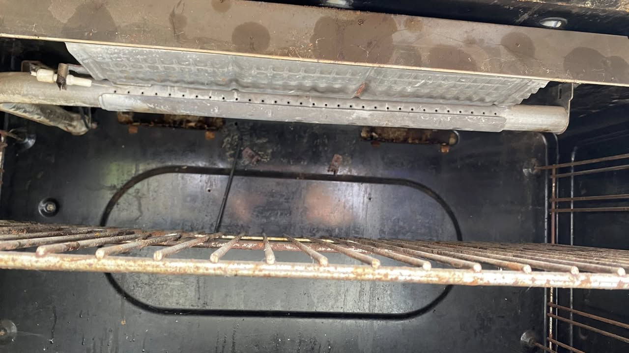 طباخ 5 عيون
تحتاج فقط تنضيف البواري الفرن شغال الطول 90 العرض 60 الأرتفاع 85 
البصره گرمه علي
السعر 90 وبيها مجال
***********
